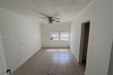 Casa en alquiler en Miami, Florida, 3 dormitorios, 235.51 m2 № 1889245 - foto 12