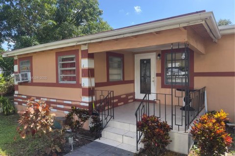 Casa en alquiler en Miami, Florida, 3 dormitorios, 235.51 m2 № 1889245 - foto 4