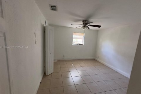 Casa en alquiler en Miami, Florida, 3 dormitorios, 235.51 m2 № 1889245 - foto 13