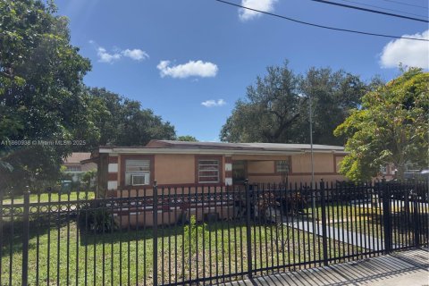 Casa en alquiler en Miami, Florida, 3 dormitorios, 235.51 m2 № 1889245 - foto 3