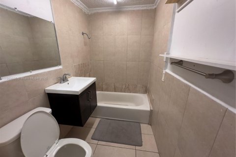 Casa en alquiler en Miami, Florida, 3 dormitorios, 235.51 m2 № 1889245 - foto 14