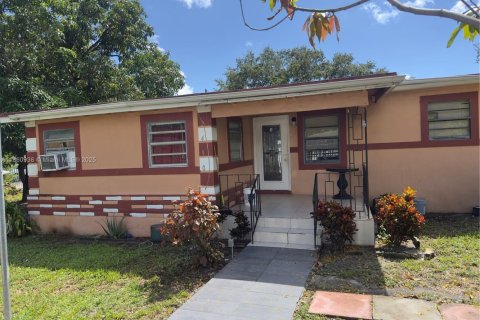 Casa en alquiler en Miami, Florida, 3 dormitorios, 235.51 m2 № 1889245 - foto 1