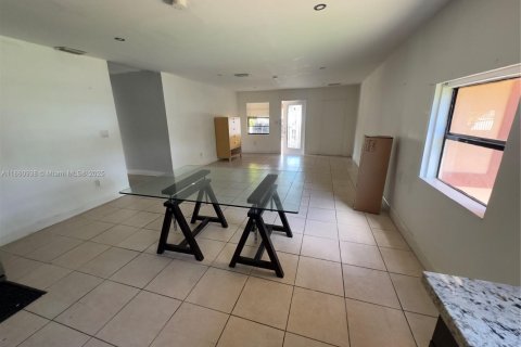 Casa en alquiler en Miami, Florida, 3 dormitorios, 235.51 m2 № 1889245 - foto 7
