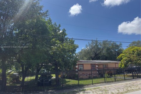 Casa en alquiler en Miami, Florida, 3 dormitorios, 235.51 m2 № 1889245 - foto 2