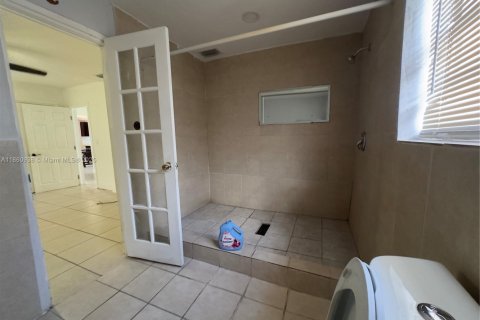 Casa en alquiler en Miami, Florida, 3 dormitorios, 235.51 m2 № 1889245 - foto 11