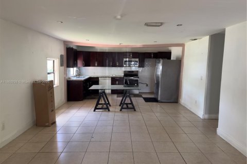 Casa en alquiler en Miami, Florida, 3 dormitorios, 235.51 m2 № 1889245 - foto 5