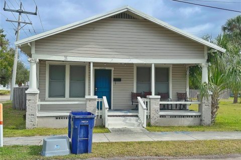 House in Tampa, Florida 4 bedrooms, 130.43 sq.m. № 1512768 - photo 1