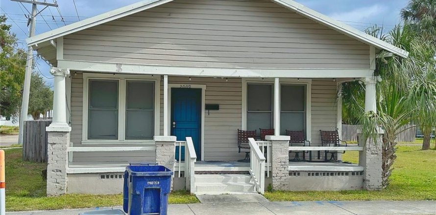 House in Tampa, Florida 4 bedrooms, 130.43 sq.m. № 1512768