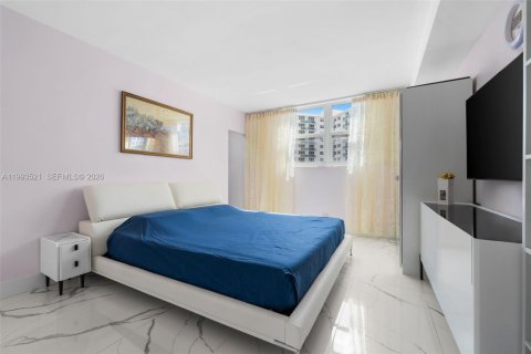 Condo in Hollywood, Florida, 1 bedroom  № 2062813 - photo 16