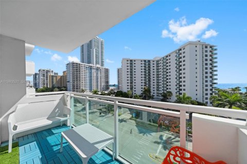 Condo in Hollywood, Florida, 1 bedroom  № 2062813 - photo 14