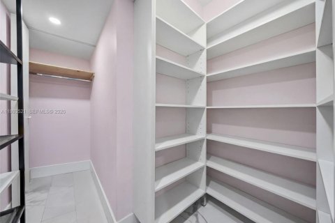 Condo in Hollywood, Florida, 1 bedroom  № 2062813 - photo 23