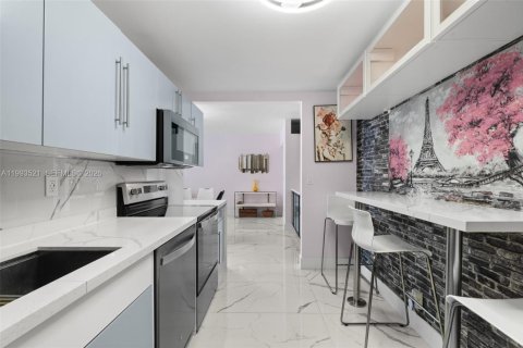 Condo in Hollywood, Florida, 1 bedroom  № 2062813 - photo 2