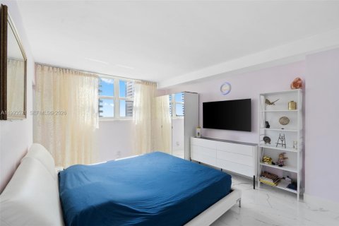 Condo in Hollywood, Florida, 1 bedroom  № 2062813 - photo 17