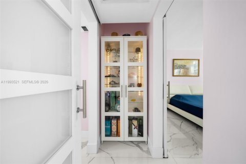 Condo in Hollywood, Florida, 1 bedroom  № 2062813 - photo 18