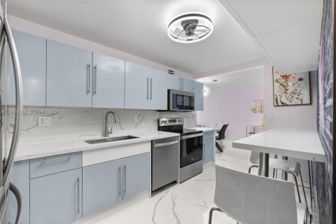 Condo in Hollywood, Florida, 1 bedroom  № 2062813 - photo 3