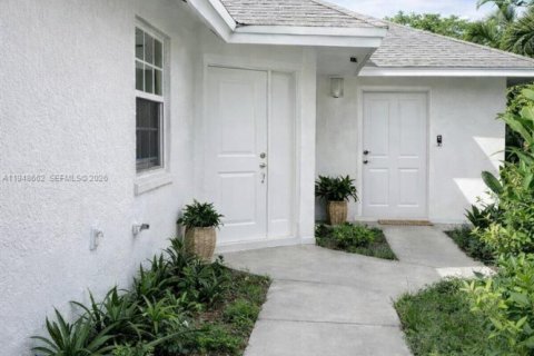 House in Deerfield Beach, Florida 3 bedrooms, 126.25 sq.m. № 2020795 - photo 2