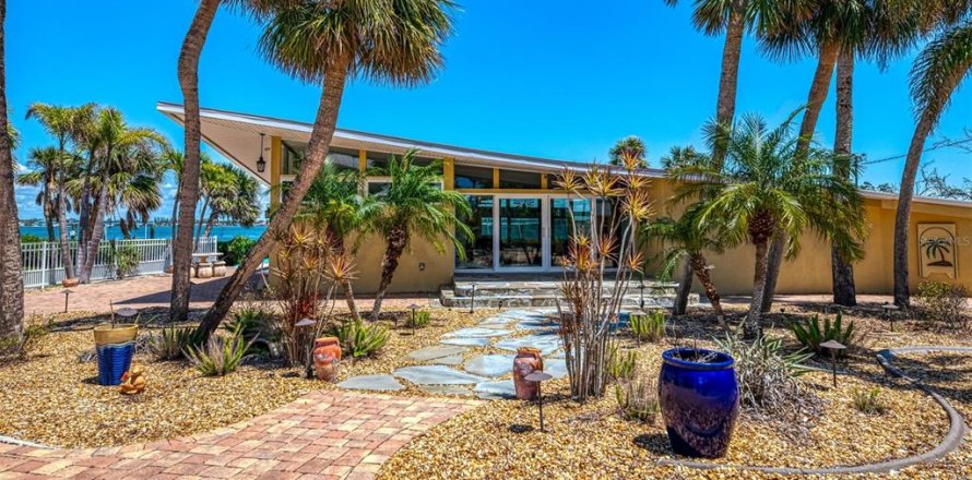 House in Englewood, Florida 2 bedrooms, 197.51 sq.m. № 1642351