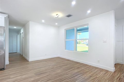 House in Daytona Beach, Florida 4 bedrooms, 184.88 sq.m. № 2210572 - photo 4