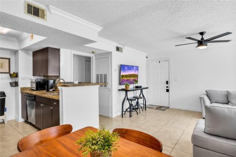 Condominio en alquiler en Miami, Florida, 2 dormitorios, 85.28 m2 № 2030555 - foto 15