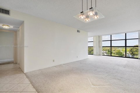 Condominio en venta en Hallandale Beach, Florida, 2 dormitorios, 99.87 m2 № 1698475 - foto 9