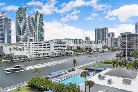 Condominio en venta en Hallandale Beach, Florida, 2 dormitorios, 99.87 m2 № 1698475 - foto 2