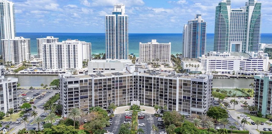 Condominio en Hallandale Beach, Florida, 2 dormitorios № 1698475