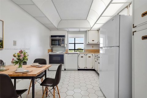 Condominio en venta en Hallandale Beach, Florida, 2 dormitorios, 99.87 m2 № 1698475 - foto 23