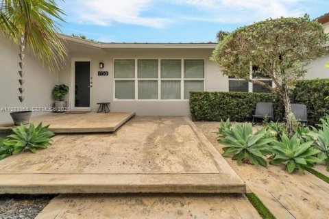 Снять в аренду виллу или дом в Майами, Флорида 4 спальни, 180.23м2, № 2045368 - фото 4