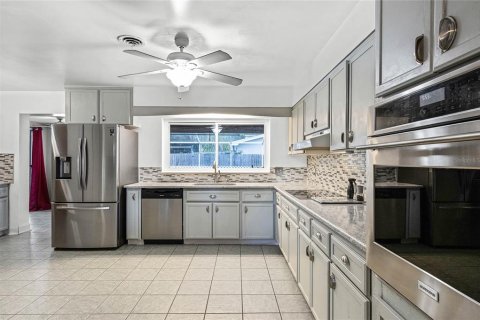 House in Winter Haven, Florida 3 bedrooms, 243.13 sq.m. № 1358189 - photo 15