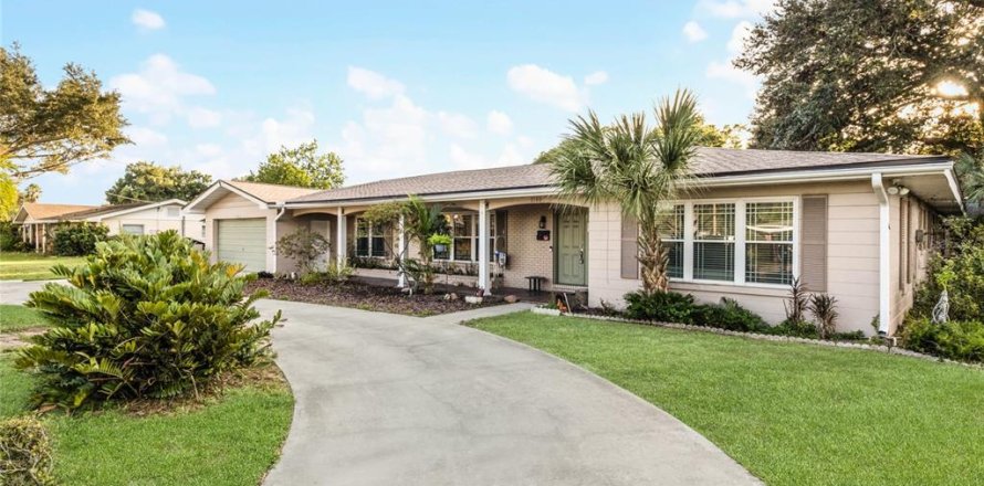 House in Winter Haven, Florida 3 bedrooms, 243.13 sq.m. № 1358189