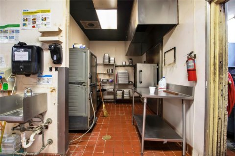 Propiedad comercial en alquiler en Port Charlotte, Florida, 550.35 m2 № 1544483 - foto 10