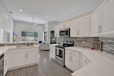 House in Tamarac, Florida 3 bedrooms, 188.22 sq.m. № 2006212 - photo 11