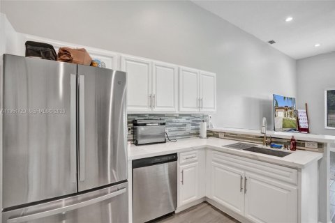 House in Tamarac, Florida 3 bedrooms, 188.22 sq.m. № 2006212 - photo 12