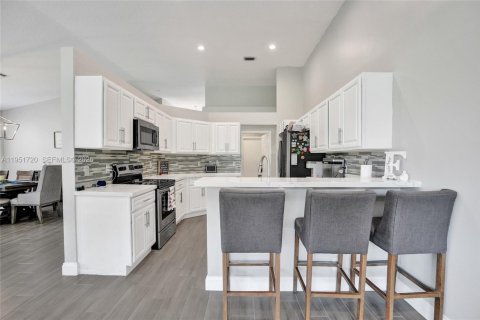 House in Tamarac, Florida 3 bedrooms, 188.22 sq.m. № 2006212 - photo 10