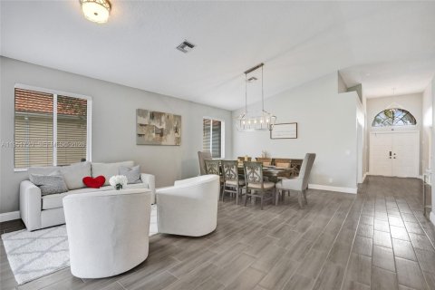 House in Tamarac, Florida 3 bedrooms, 188.22 sq.m. № 2006212 - photo 6