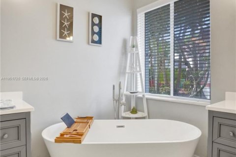 House in Tamarac, Florida 3 bedrooms, 188.22 sq.m. № 2006212 - photo 23