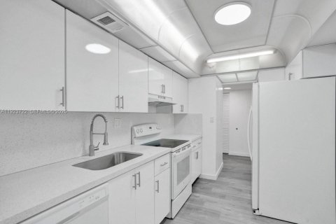 Condominio en venta en Lauderhill, Florida, 2 dormitorios, 120.4 m2 № 2038554 - foto 18