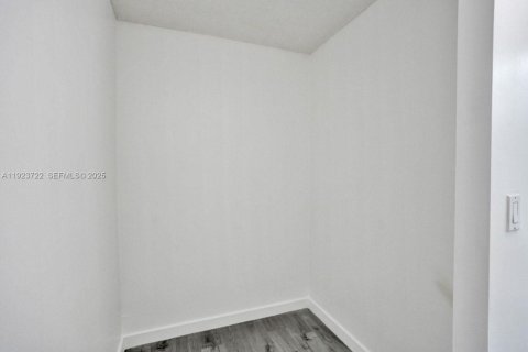 Condominio en venta en Lauderhill, Florida, 2 dormitorios, 120.4 m2 № 2038554 - foto 16