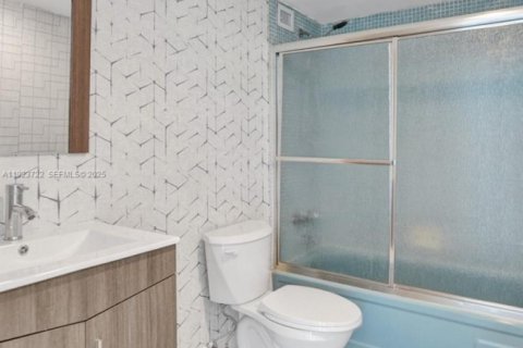 Condominio en venta en Lauderhill, Florida, 2 dormitorios, 120.4 m2 № 2038554 - foto 12