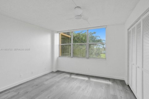 Condominio en venta en Lauderhill, Florida, 2 dormitorios, 120.4 m2 № 2038554 - foto 2