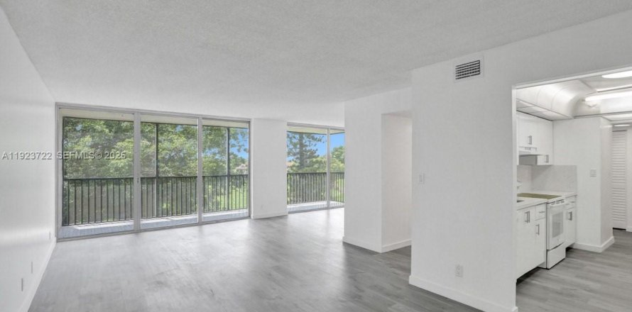 Condominio en Lauderhill, Florida, 2 dormitorios  № 2038554