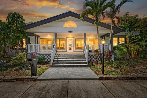 House in Saint Petersburg, Florida 4 bedrooms, 268.12 sq.m. № 2131729