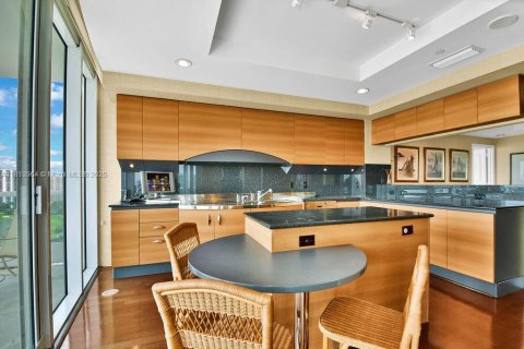 Condo in Aventura, Florida, 2 bedrooms  № 1874349 - photo 16