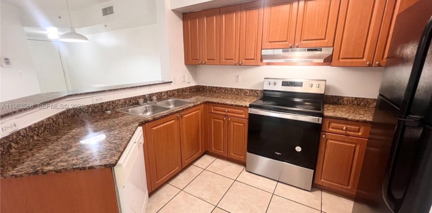 Condo in Miami Gardens, Florida, 3 bedrooms  № 2025600