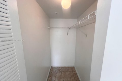 Condo in Miami Gardens, Florida, 3 bedrooms  № 2025600 - photo 8