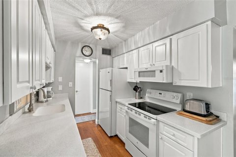 Condo in Winter Haven, Florida, 3 bedrooms № 2396886 - photo 23