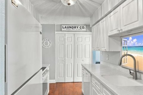 Condo in Winter Haven, Florida, 3 bedrooms № 2396886 - photo 24