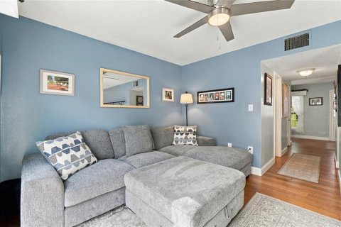 Condo in Winter Haven, Florida, 3 bedrooms № 2396886 - photo 16