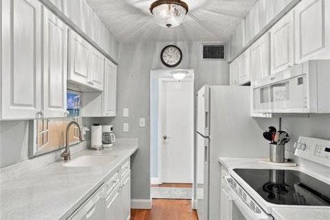 Condo in Winter Haven, Florida, 3 bedrooms № 2396886 - photo 20