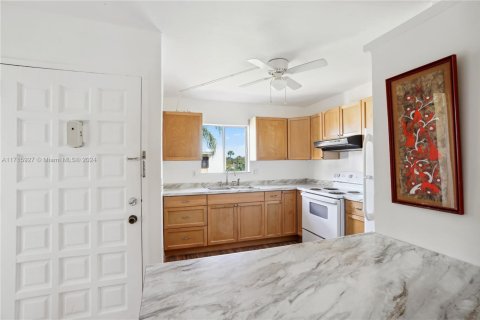 Condo in Jensen Beach, Florida, 2 bedrooms  № 1959867 - photo 6